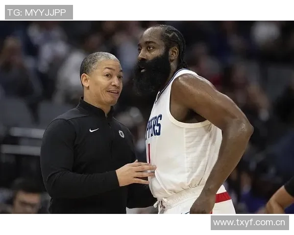 快船队启程前往休斯敦哈登与小卡登机照引发球迷热议